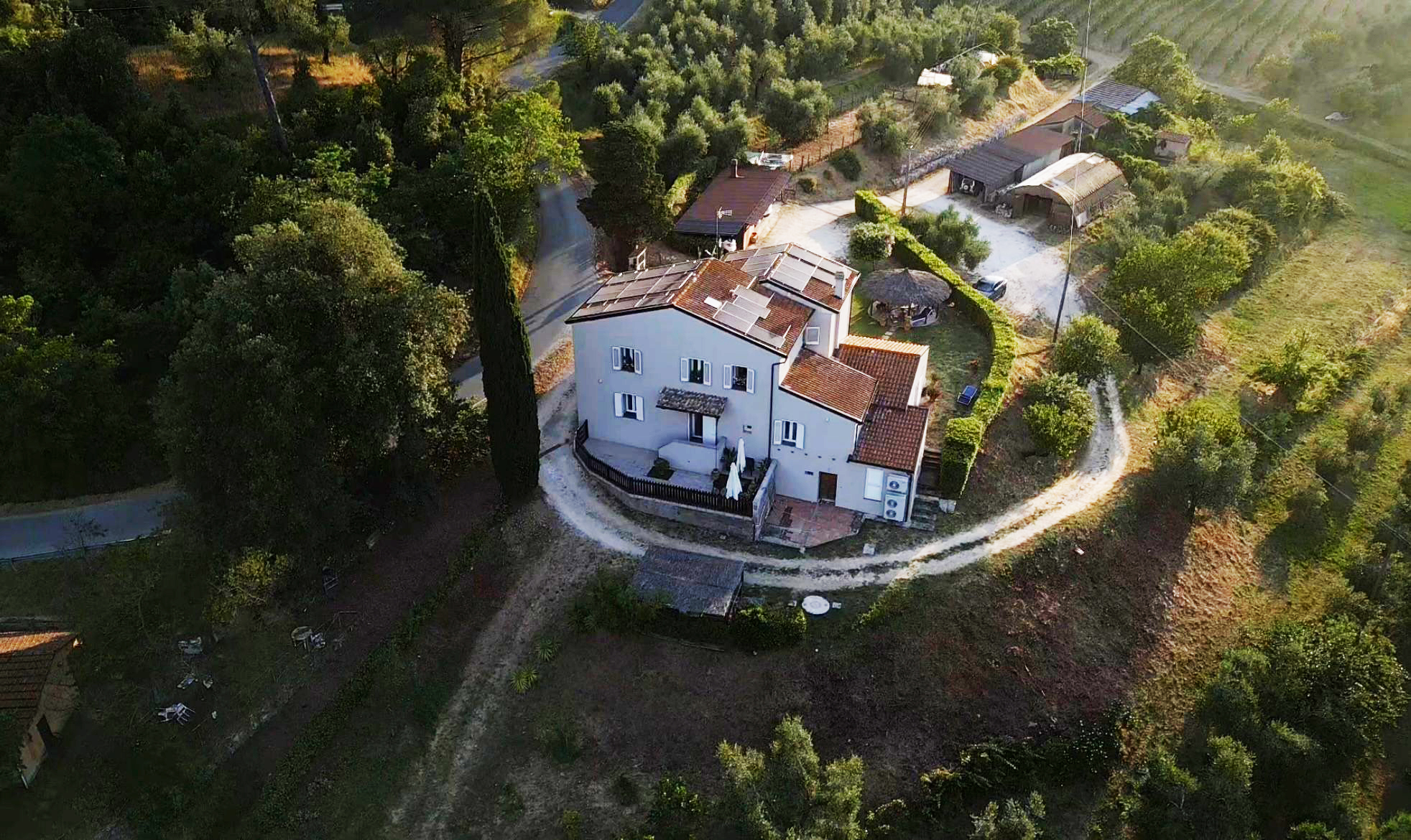 La Fonte Carpoli vista aerea, casale immerso nel verde della campagna toscana